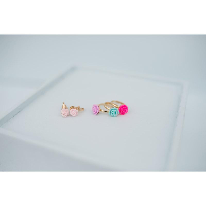 Bagues Roses x3 et 1 paire de boucles d'oreilles Roses Great Pretenders