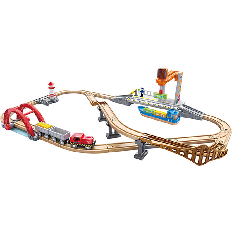 Circuit de train en bois avec gare maritime
