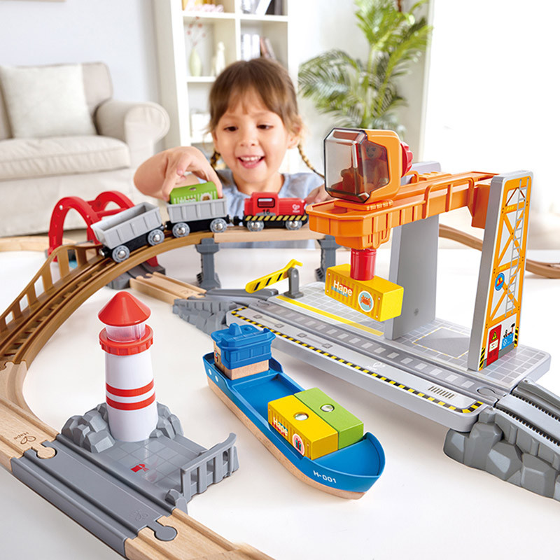 Circuit de train en bois avec gare maritime