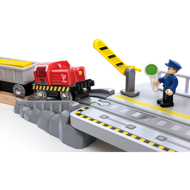 Circuit de train en bois avec gare maritime
